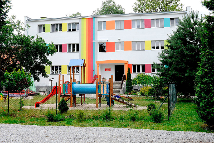 budynek, blok, z kolorowymi elementami elewacji, plac zabaw