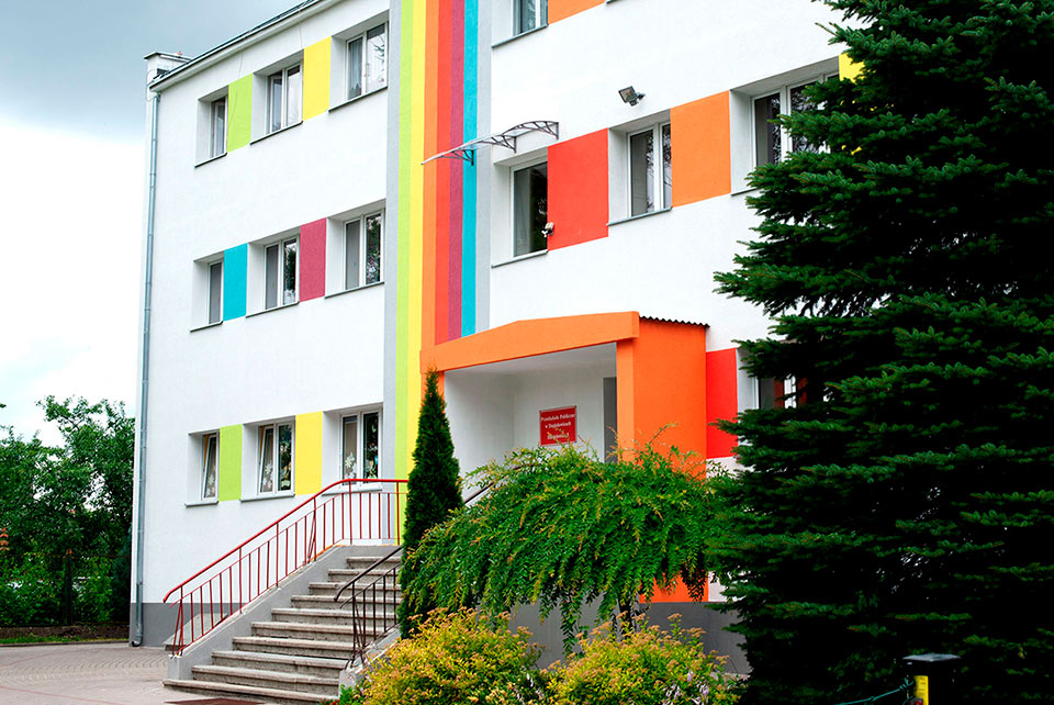 budynek, blok, z kolorowymi elementami elewacji, schody 3