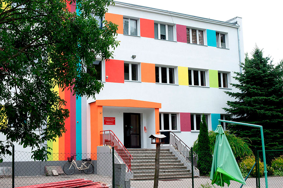 budynek, blok, z kolorowymi elementami elewacji, schody, parasol ogrodowy