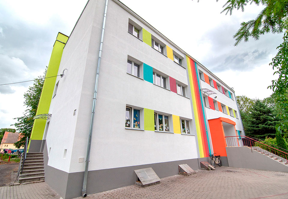 budynek, blok, z kolorowymi elementami elewacji
